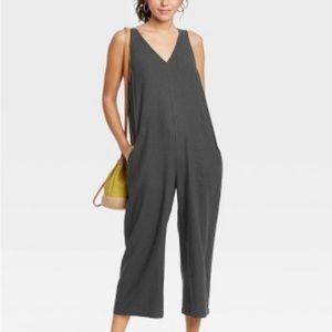 Sleeveless cropped V neck jumpsuit